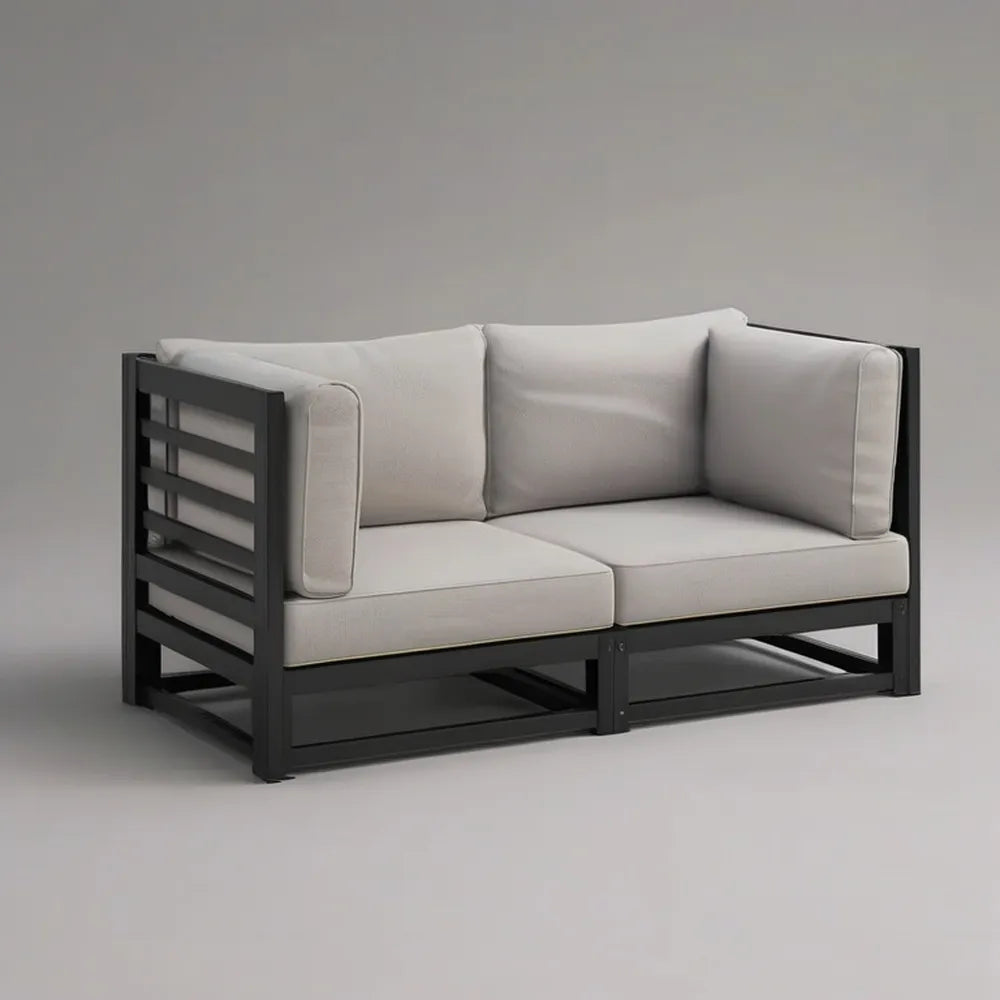 Sofa ogrodowa 180 x 80 x 75 cm w szarej tkaninie z czarną stalową strukturą i wyściełanymi poduszkami